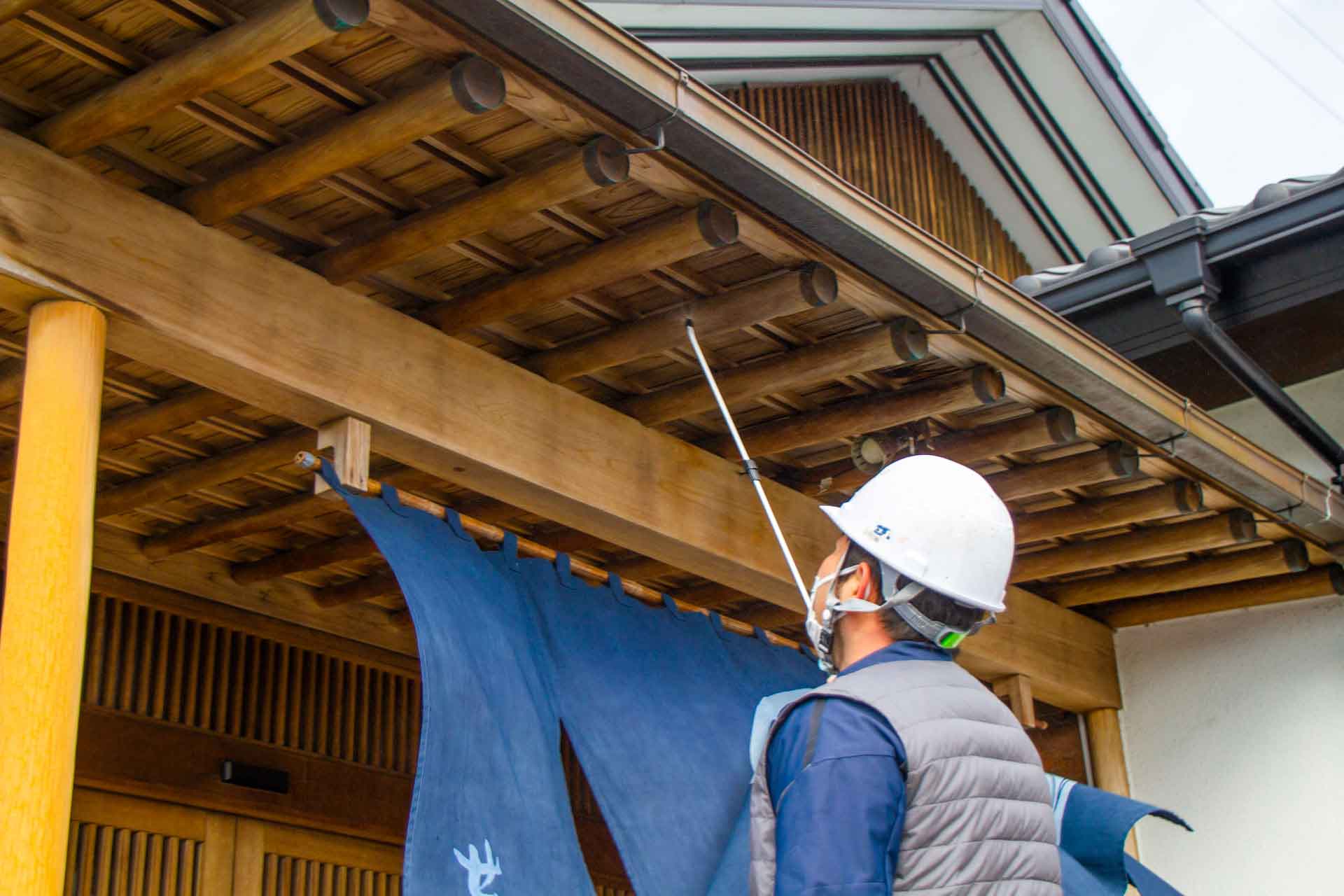 害虫ブロックの噴霧をしている太田建装