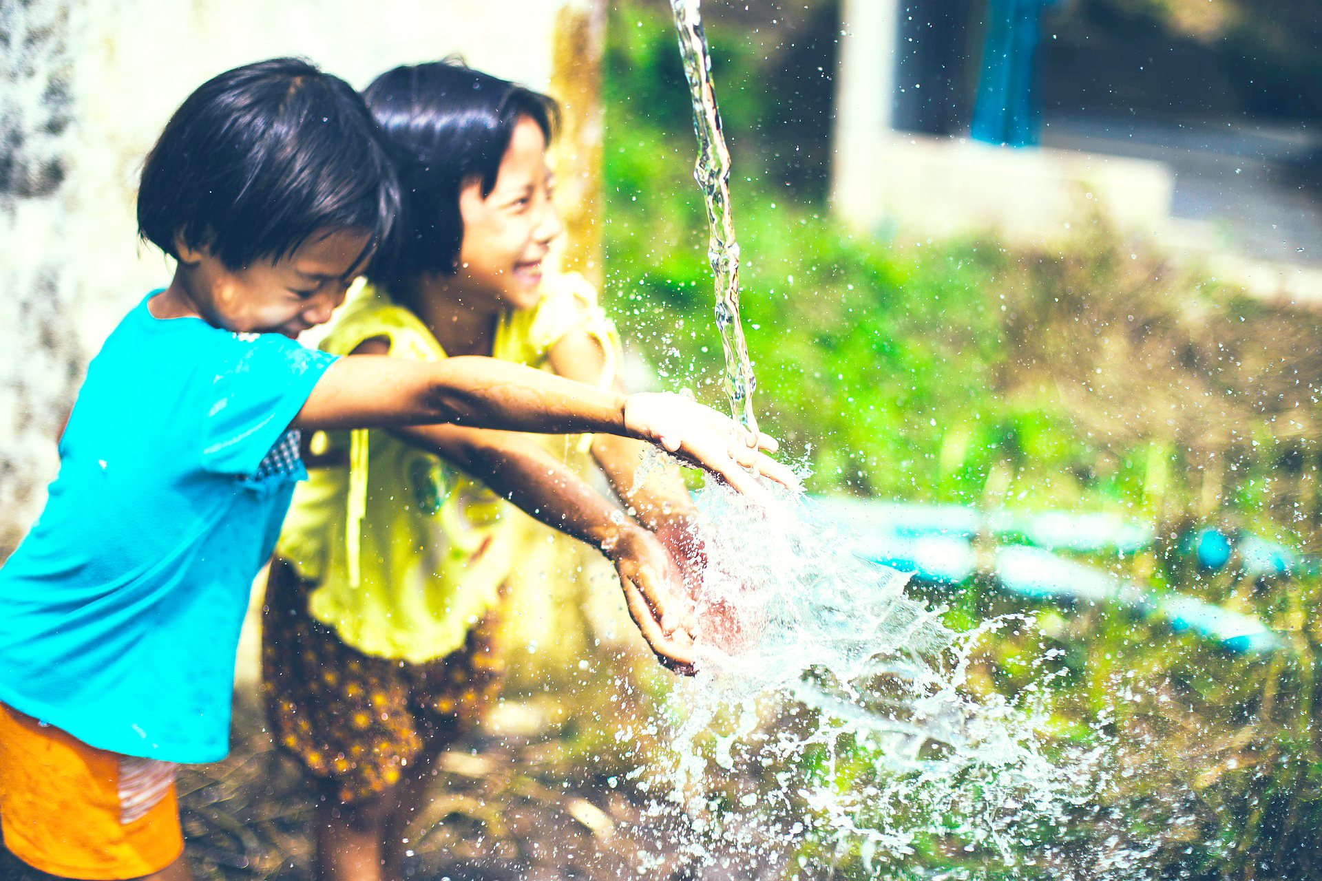 子供が水を触っている様子